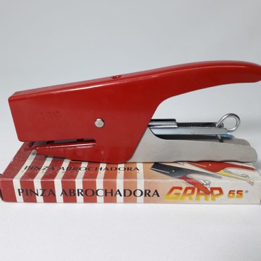 ABROCHADORA GRAP PINZA NRO65 PINTADA COD501          